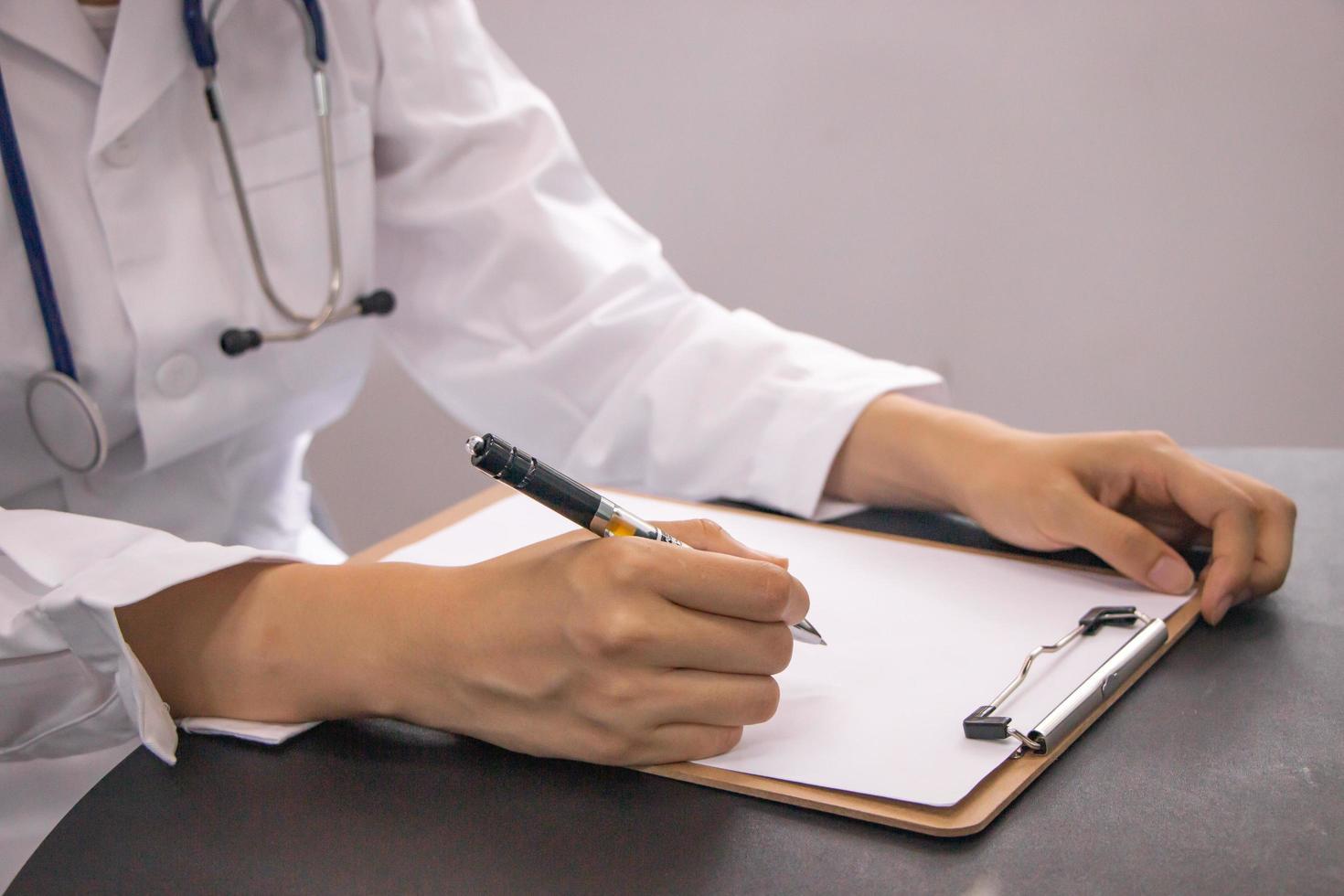 medicina medico o farmacista con stetoscopio in piedi e diagnosi nel ospedale.salute cura e medico o Salute assicurazione concetto medica sfondo foto