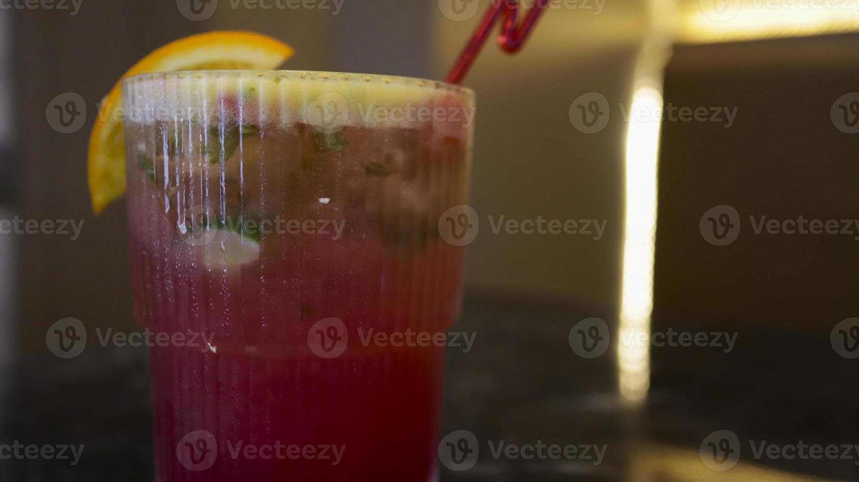 vergine fragola Mojito mocktail consistere di bibita acqua, fragole, lime succo, zucchero, menta le foglie. foto