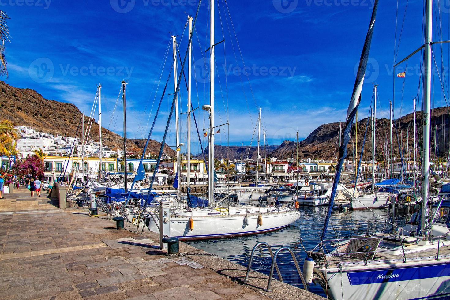 paesaggio con un' porta con yachts nel il spagnolo città di puerto stecca su il canarino isola di nonna canaria foto