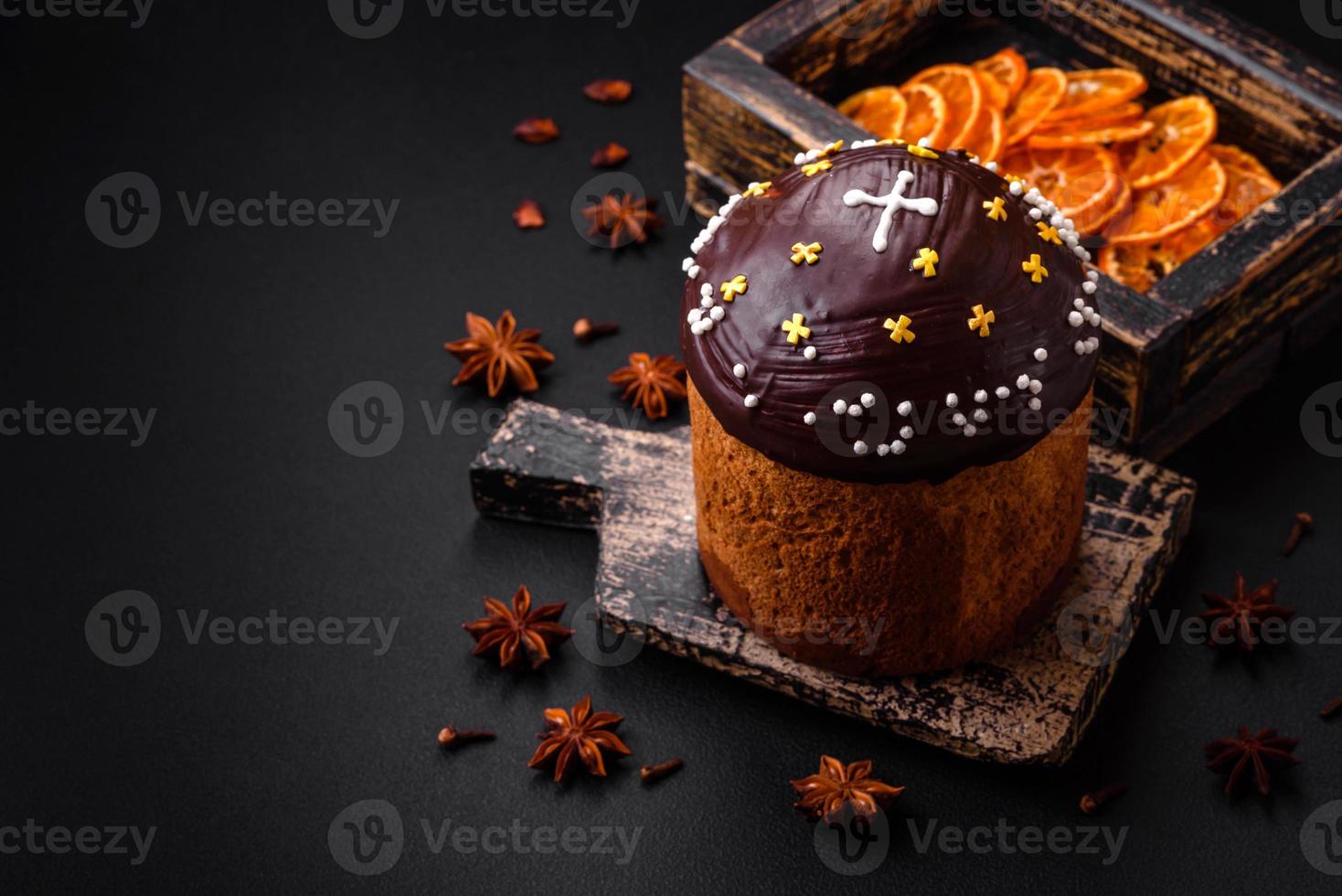 appena al forno Pasqua torta o Panettone con cioccolato Rivestimento foto