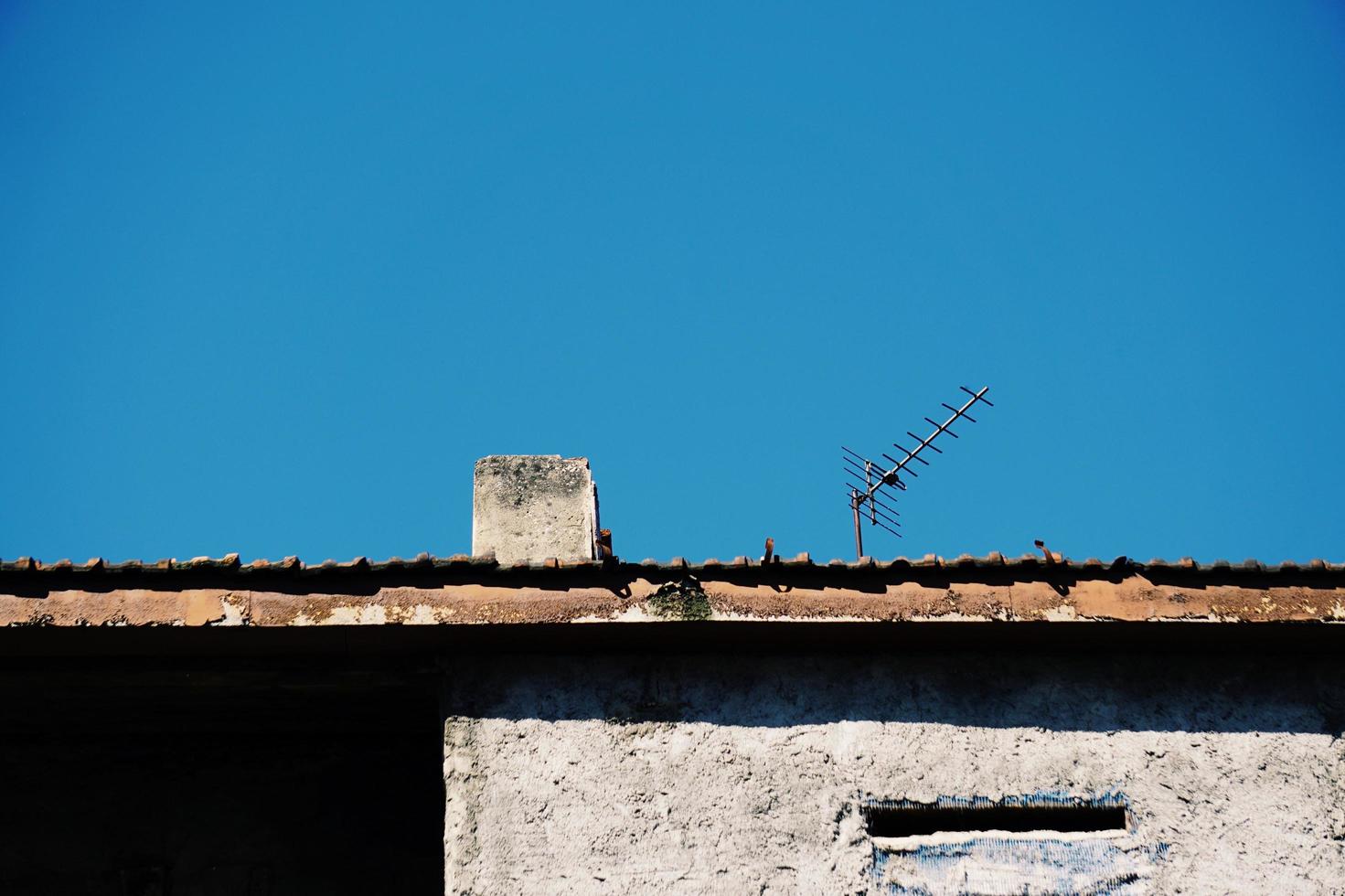 antenna televisiva sul tetto della casa foto