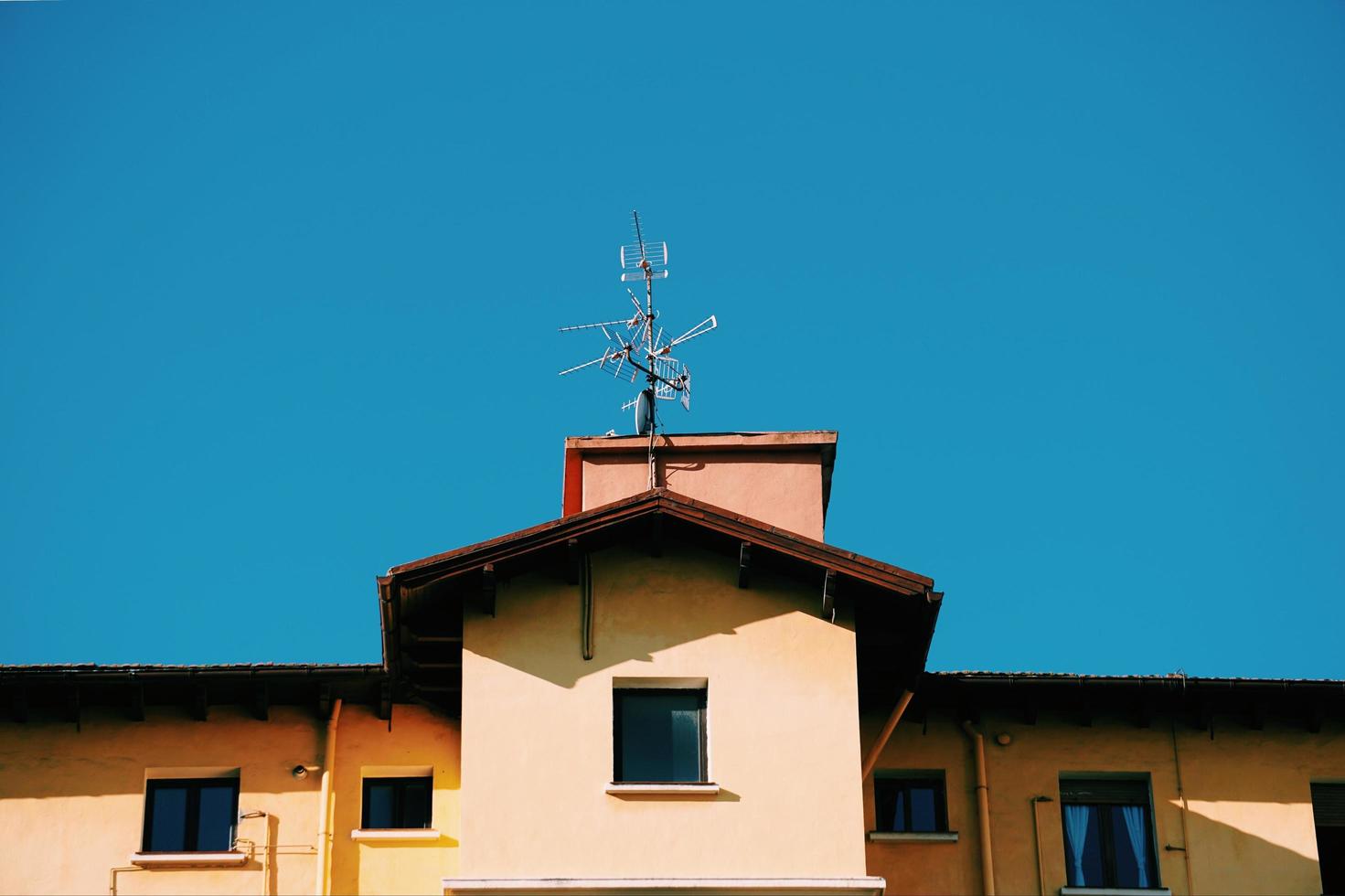 antenna televisiva sul tetto della casa foto