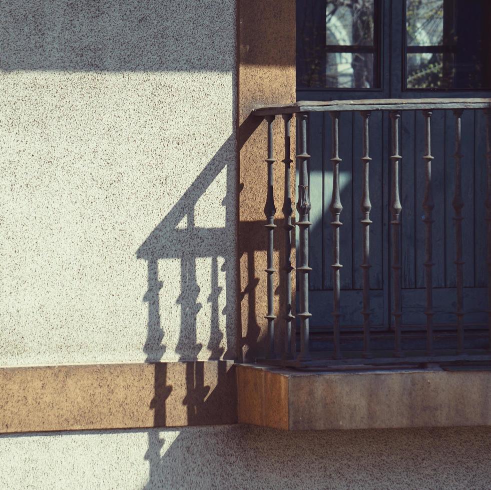 balcone sulla facciata della casa, architettura nella città di bilbao, spagna foto