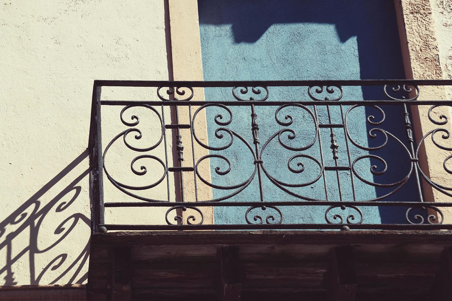balcone sulla facciata della casa, architettura nella città di bilbao, spagna foto