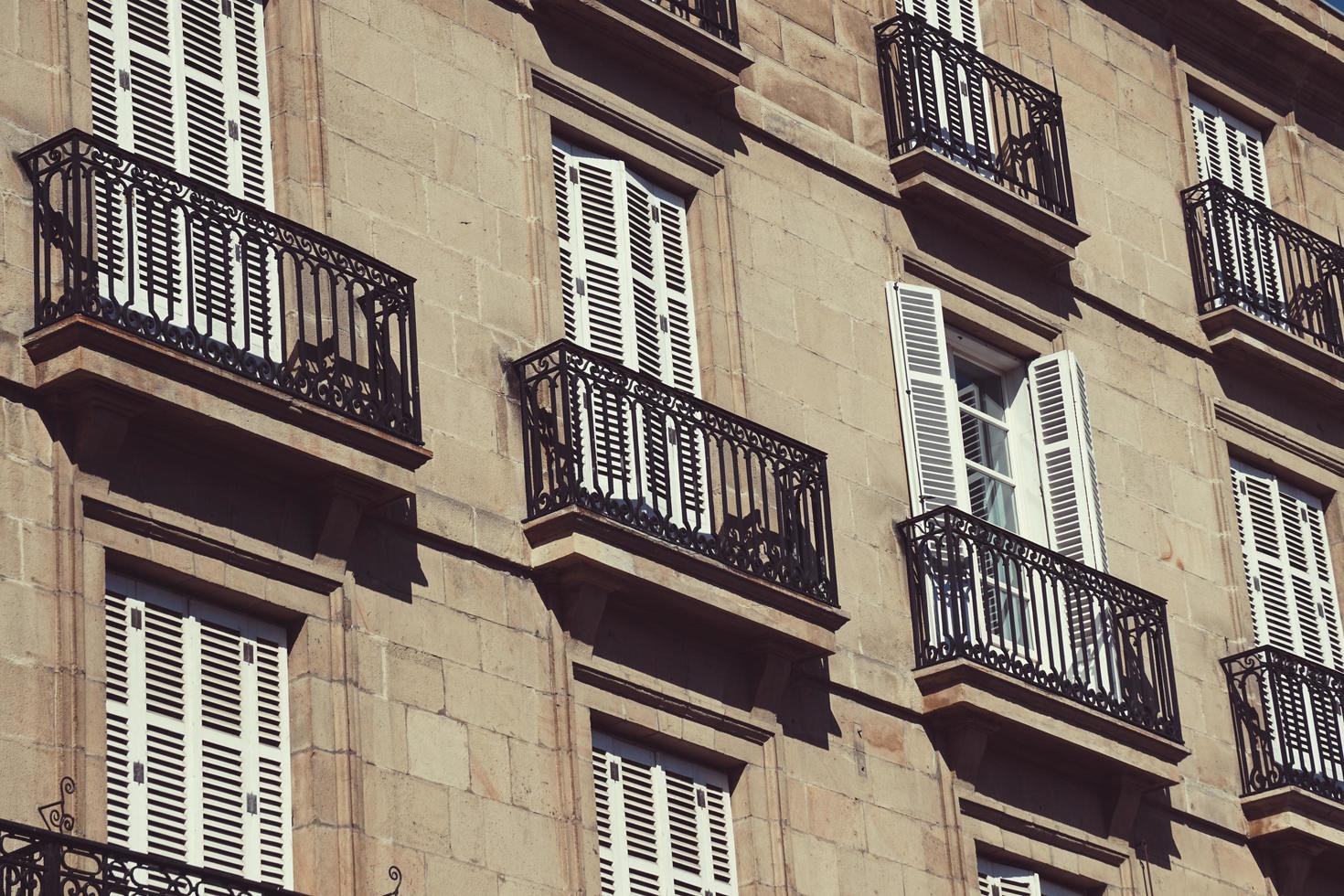 balcone sulla facciata della casa, architettura nella città di bilbao, spagna foto