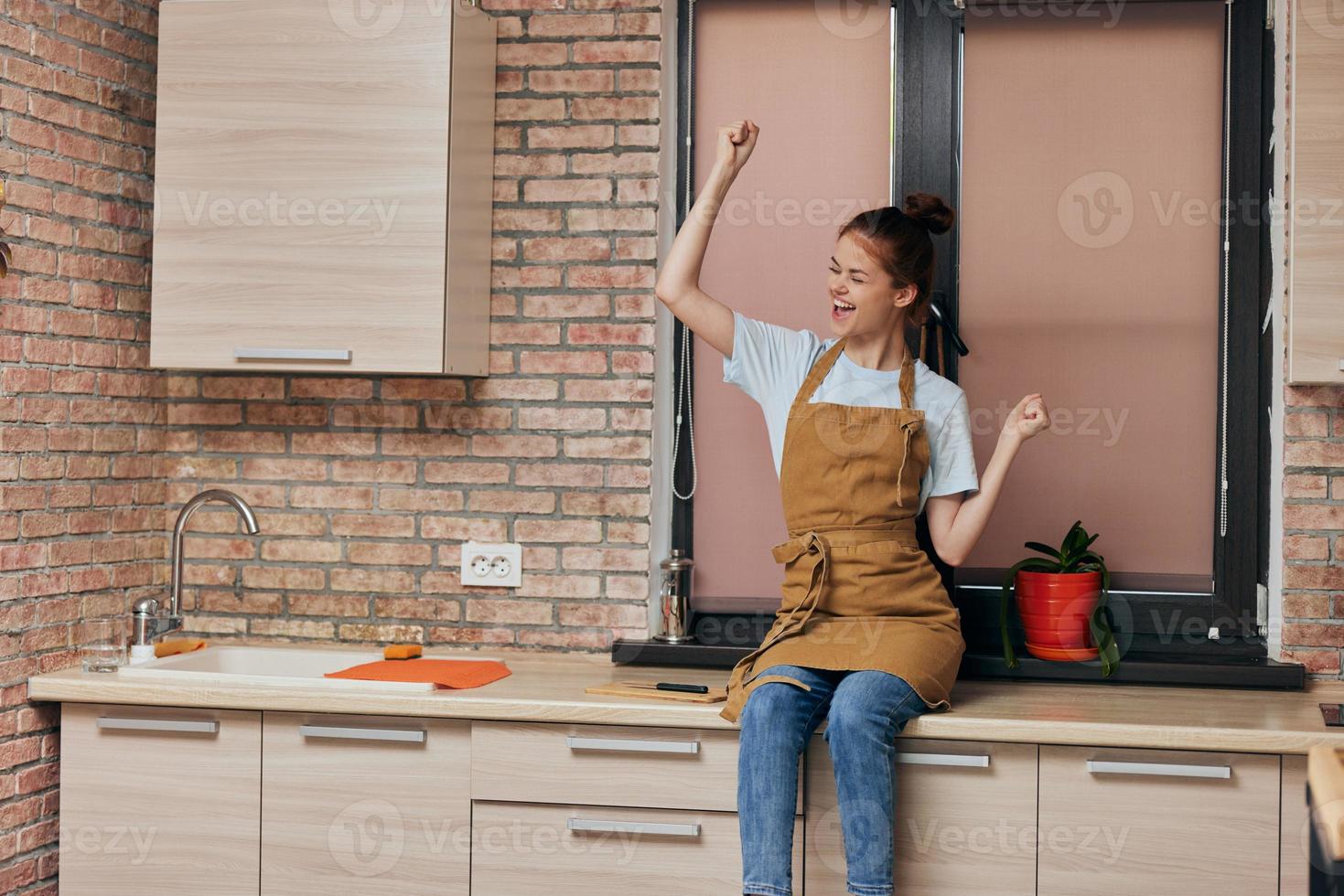 giovane brunetta donna su cucina contatore foto