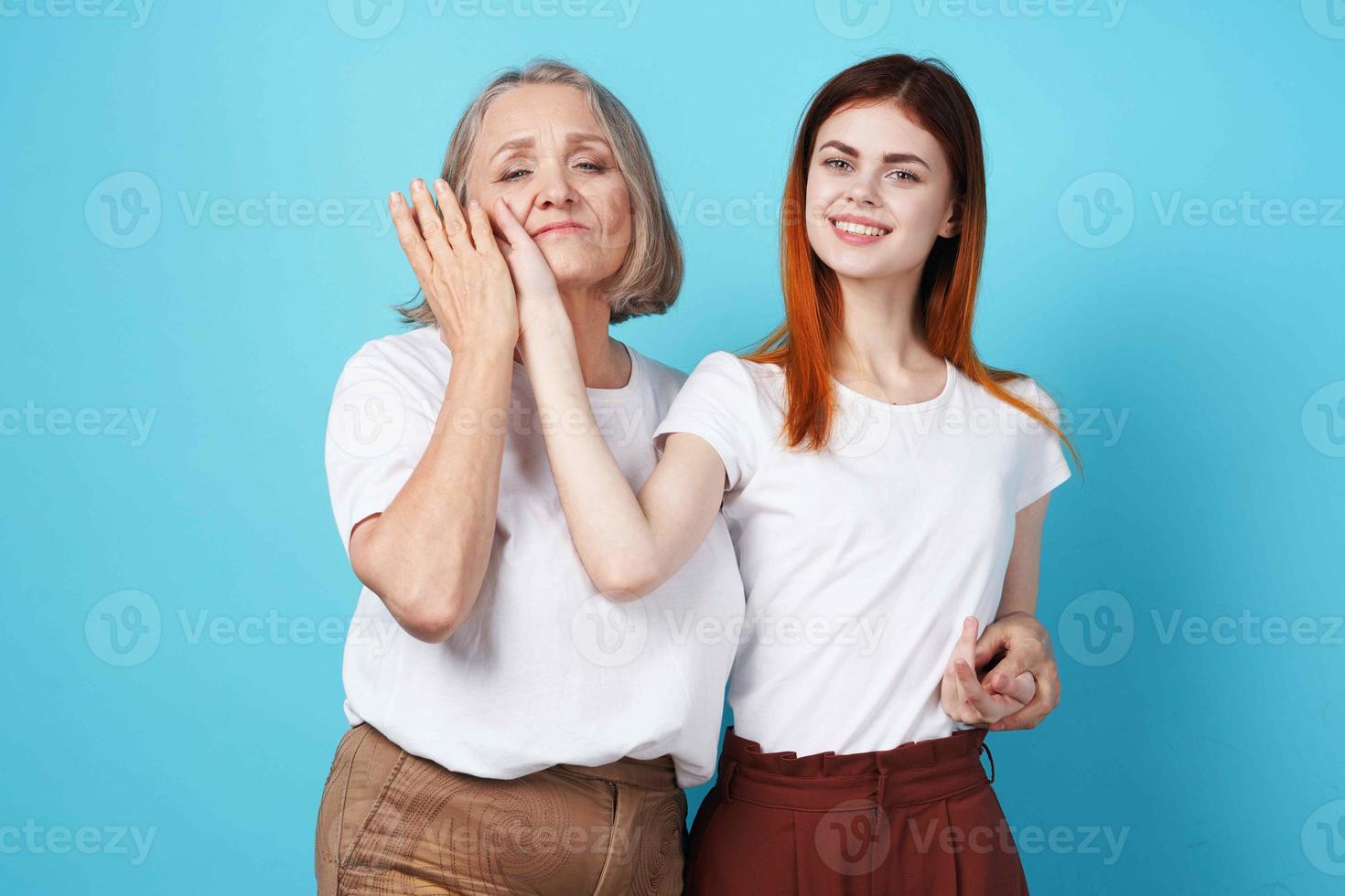 madre e figlia su blu sfondo foto