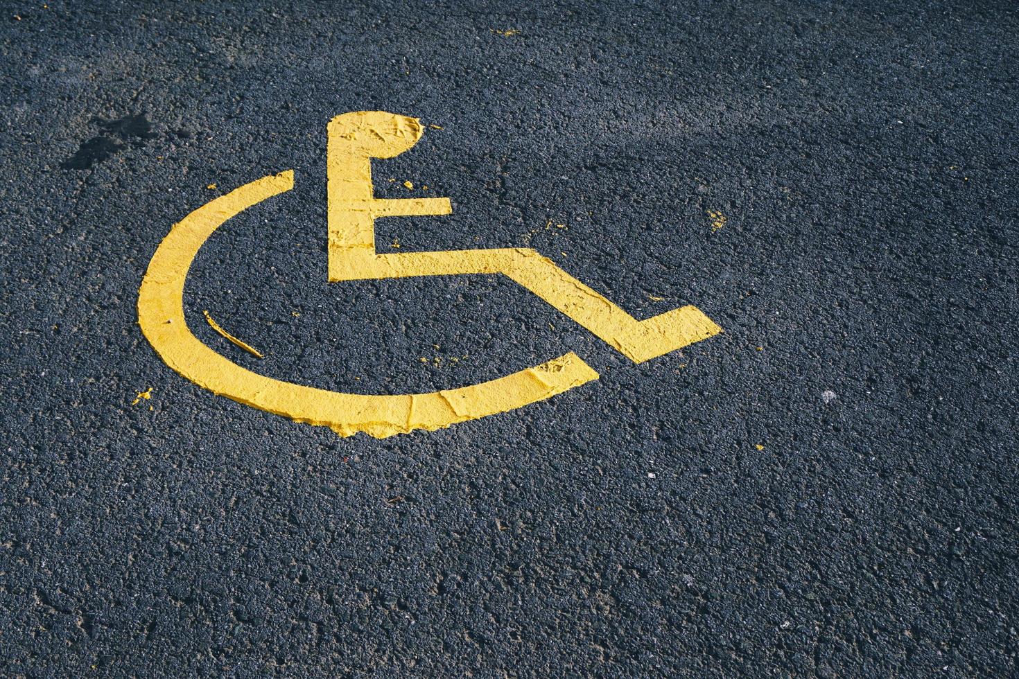 segnale stradale per sedia a rotelle sulla strada foto