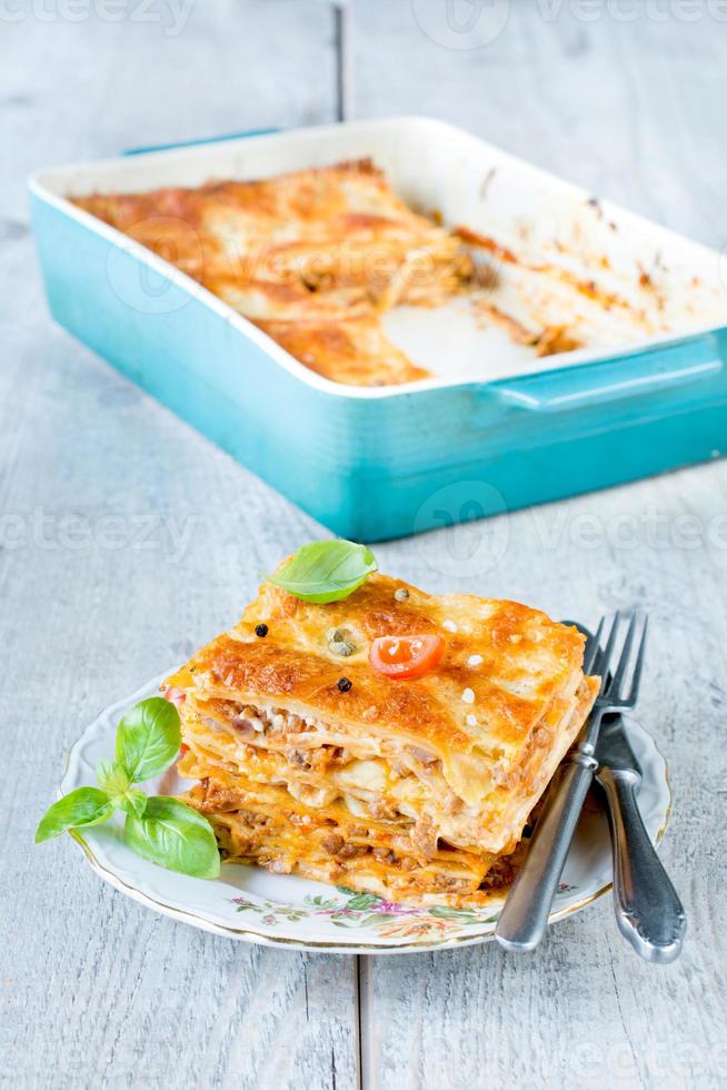 Lasagna fetta nel il piatto foto