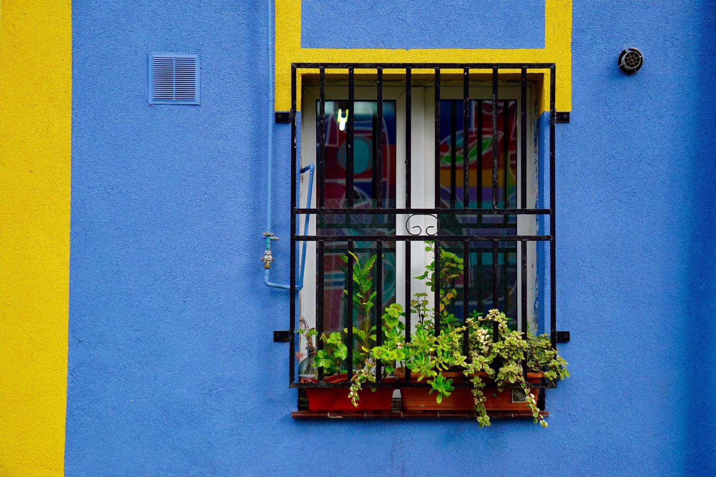 finestra sulla facciata blu della casa, architettura nella città di bilbao, spagna foto