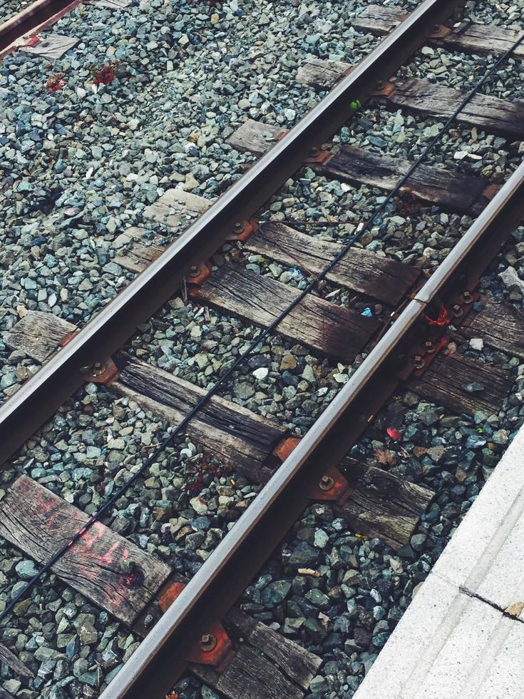 binario ferroviario nella stazione, modalità di trasporto del treno foto