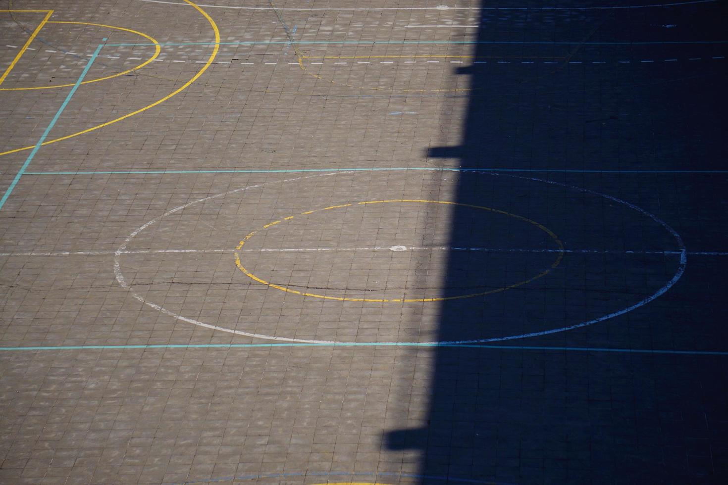 campo da basket di strada sulla strada foto