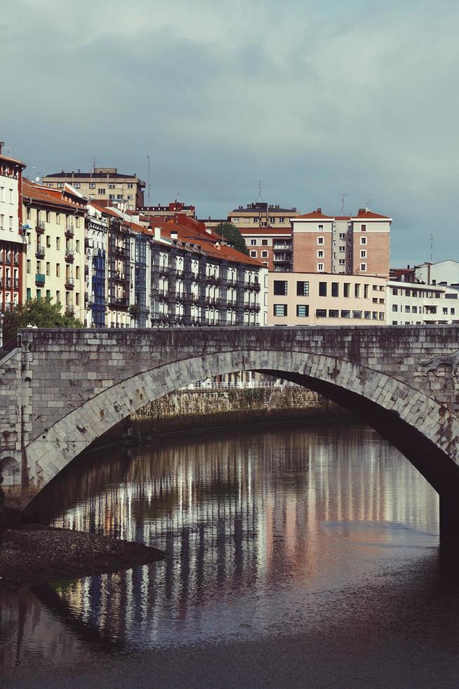 costruzione di architettura nella città di bilbao, spagna, destinazione di viaggio foto