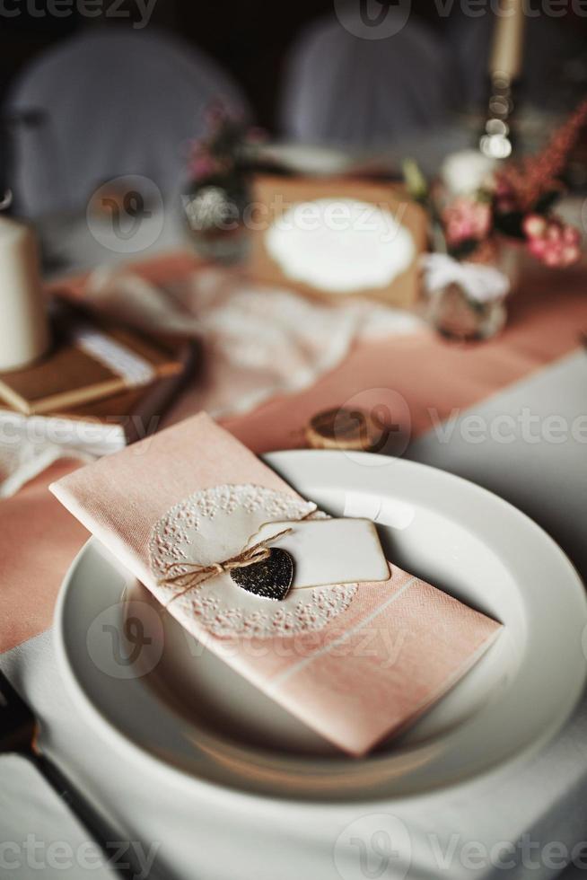 festivo tavolo ambientazione per San Valentino giorno con forchetta, coltello e cuori foto