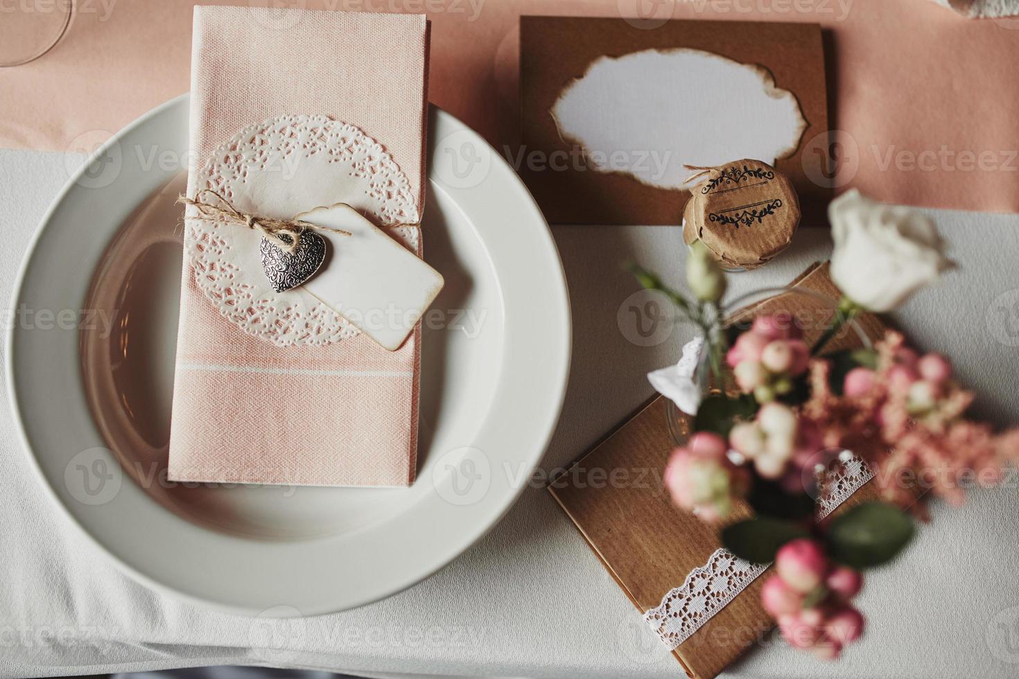 festivo tavolo ambientazione per San Valentino giorno con tavolo tovagliolo, cuori e Rose foto