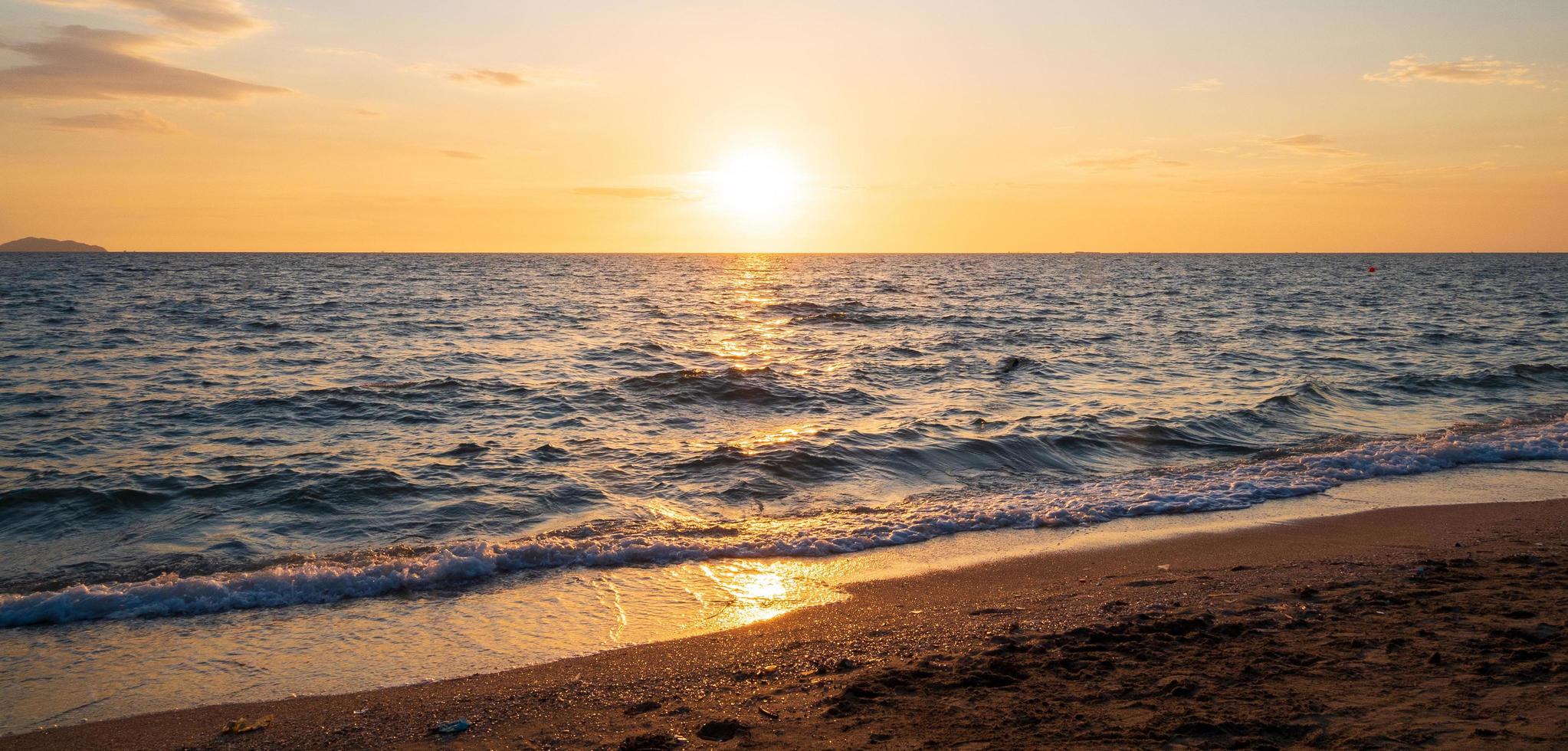 panorama punto di vista paesaggio viaggio estate mare vento onda freddo su vacanza calma costiero grande sole impostato cielo leggero arancia d'oro natura tropicale bellissimo sera ora a scoppio san spiaggia Chonburi Tailandia. foto