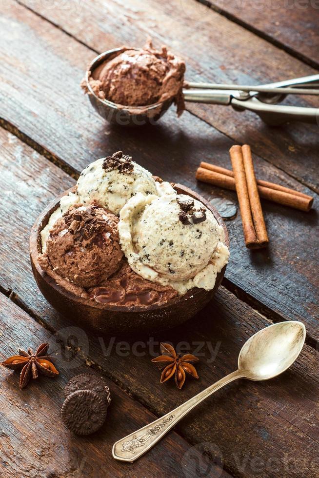 ghiaccio crema su un' di legno tavolo foto