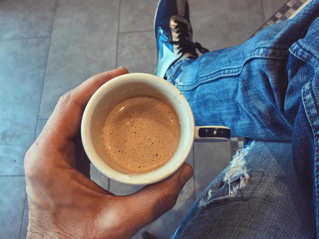 uomo che mangia un caffè al mattino foto