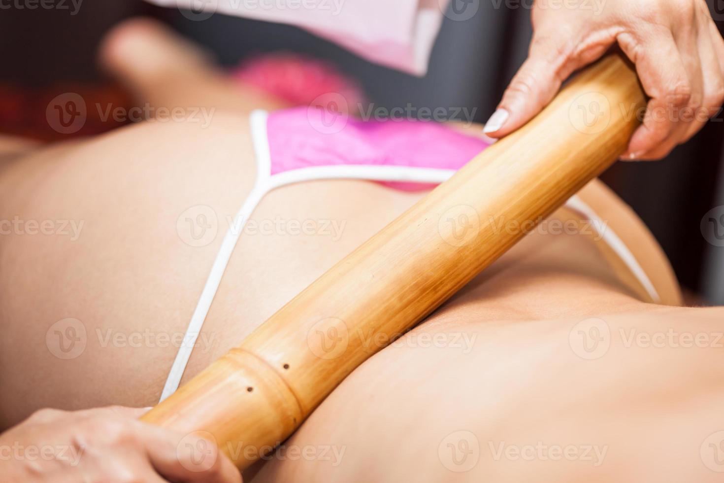 medico l'esecuzione un' bambù terapia trattamento su un' giovane femmina paziente indietro foto