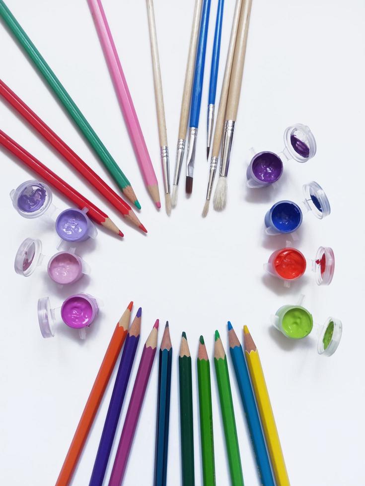 arte forniture, colorato matite dipingere spazzole e vernici foto