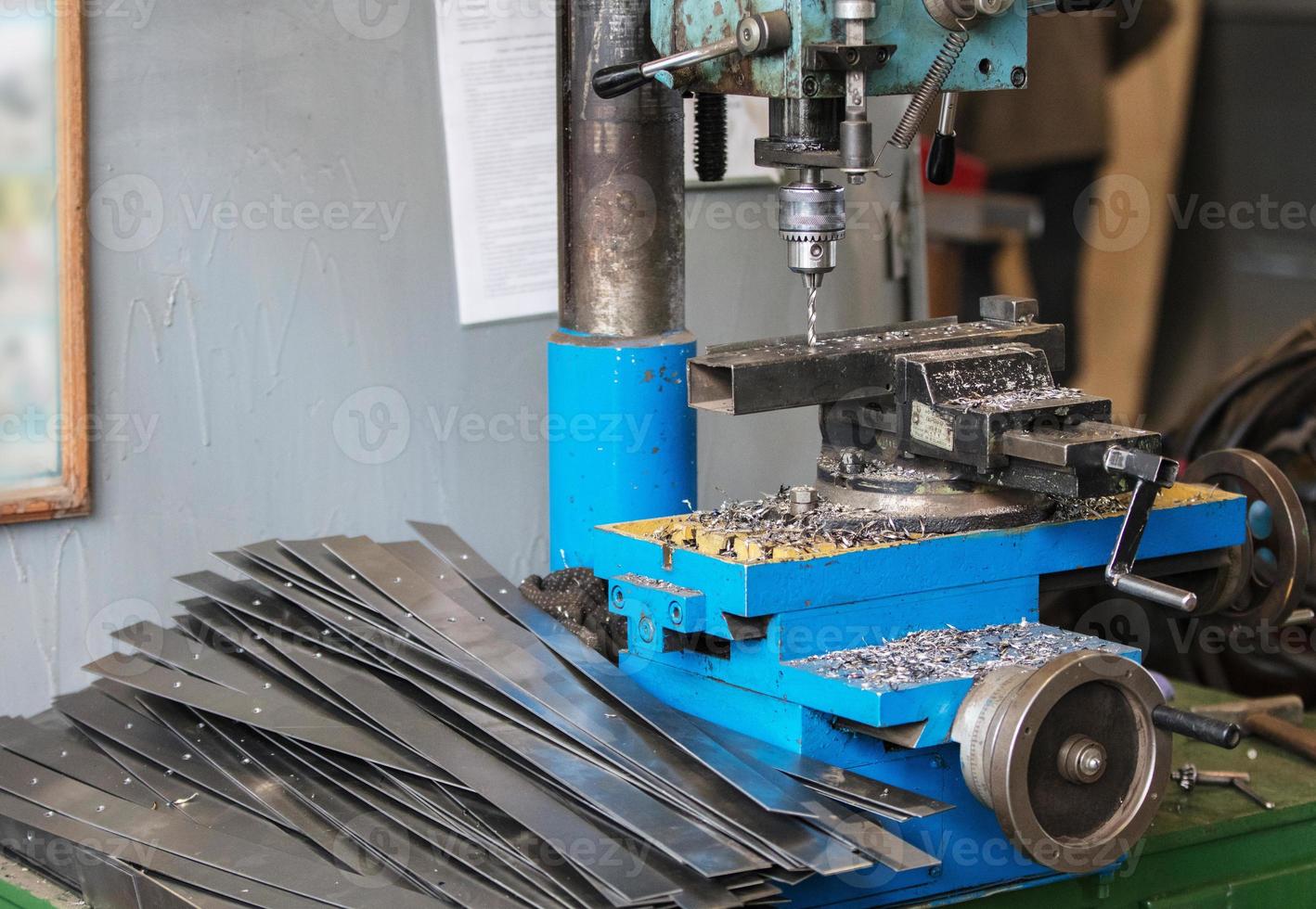 industriale perforazione macchina trapani un' buco nel il metallo. metallo in lavorazione macchine. foto