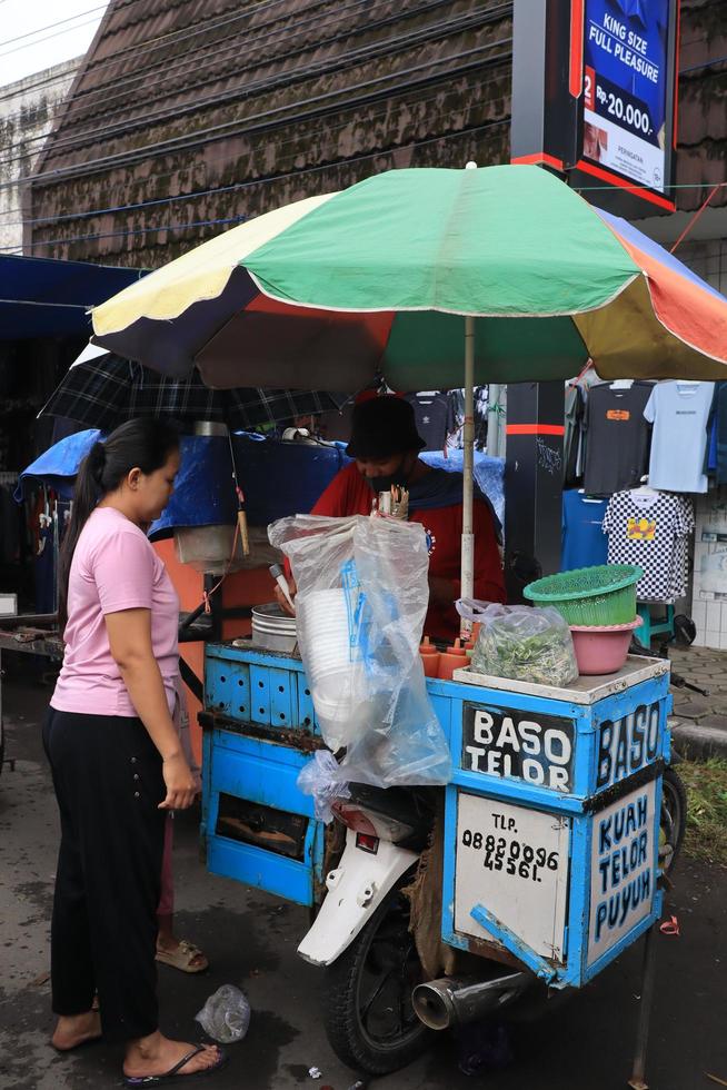 tegal, gennaio 2023. foto ritratto di un' polpetta venditore chi è affollato con visitatori per godere polpetta cibo.