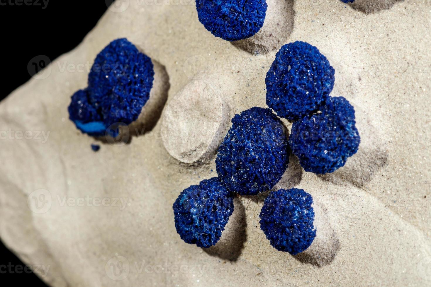 macro minerale pietra azzurrite nel siltite contro nero sfondo foto