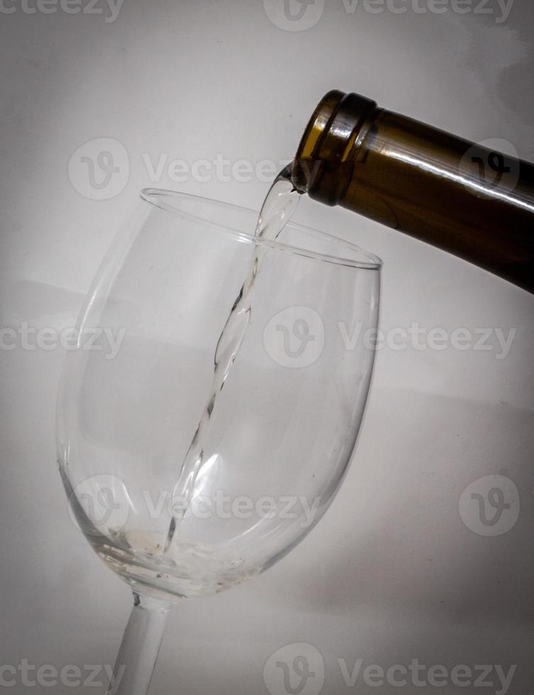 scrosciante vino in un' bicchiere foto