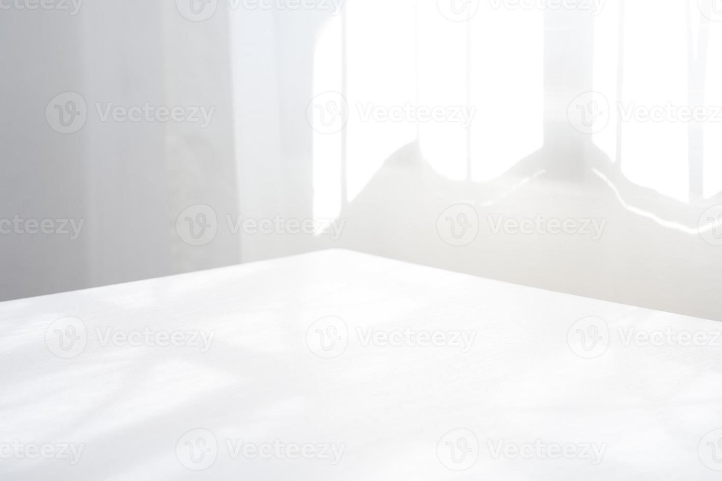 il astratto bianca tavolo vicino il finestra e tenda pulito minimo stile umore sfondo foto