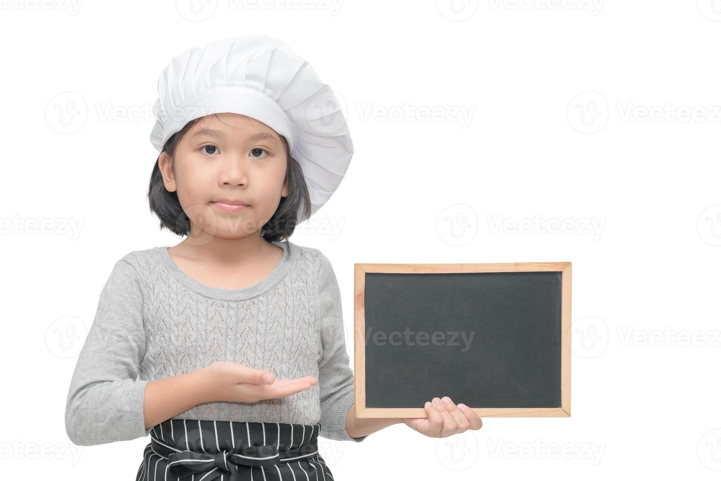 poco asiatico ragazza capocuoco nel uniforme cucinare Tenere lavagna foto