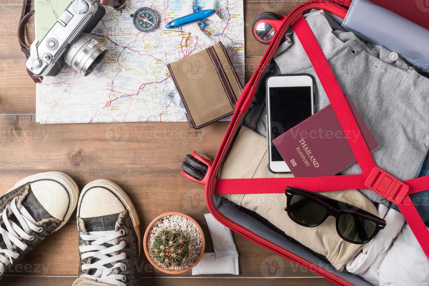 viaggio Accessori costumi. passaporti, bagaglio, telecamera, occhiali da sole, avvio, sneaker foto