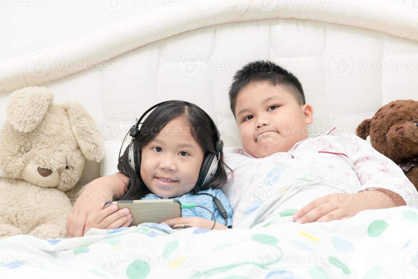 bambini giocare mobile Telefono su Camera da letto. foto