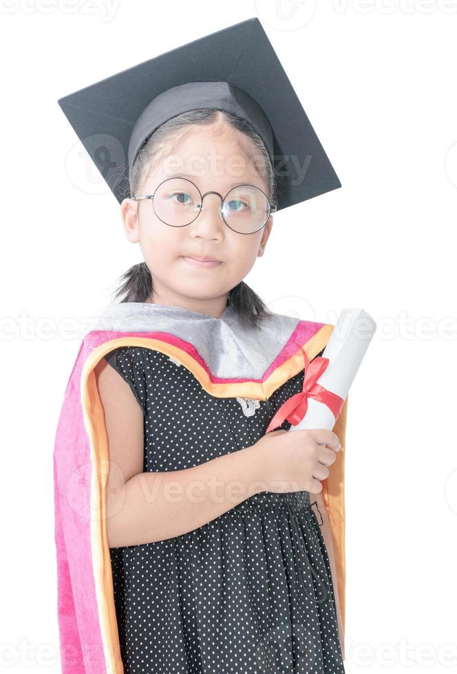 carino ragazza alunno nel la laurea berretto con certificato foto
