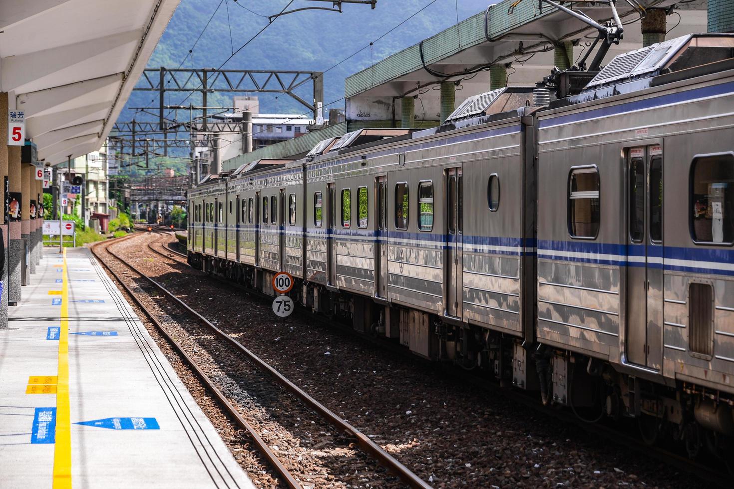 shifen, Taiwan - ott 10, 2017-il treno a shifen vecchio strada sezione di pingxi quartiere ha diventare uno di il famoso turista fermate lungo Questo linea per lancio lanterna. foto