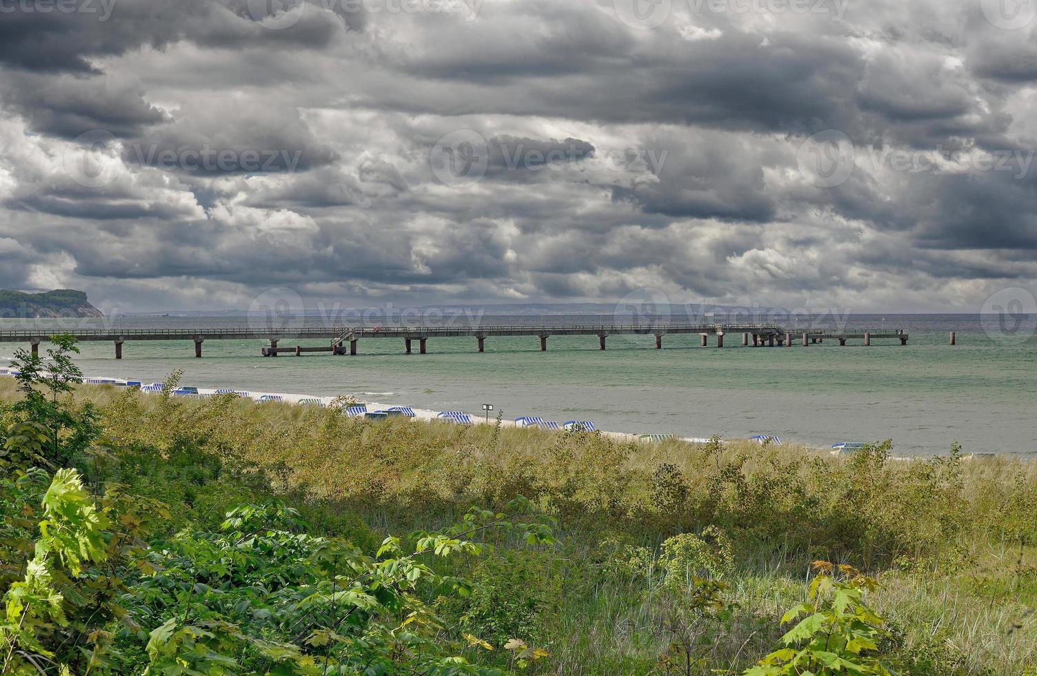 spiaggia e molo di goehren, ruegen, baltico mare, meclemburgo-pomerania anteriore, germania foto