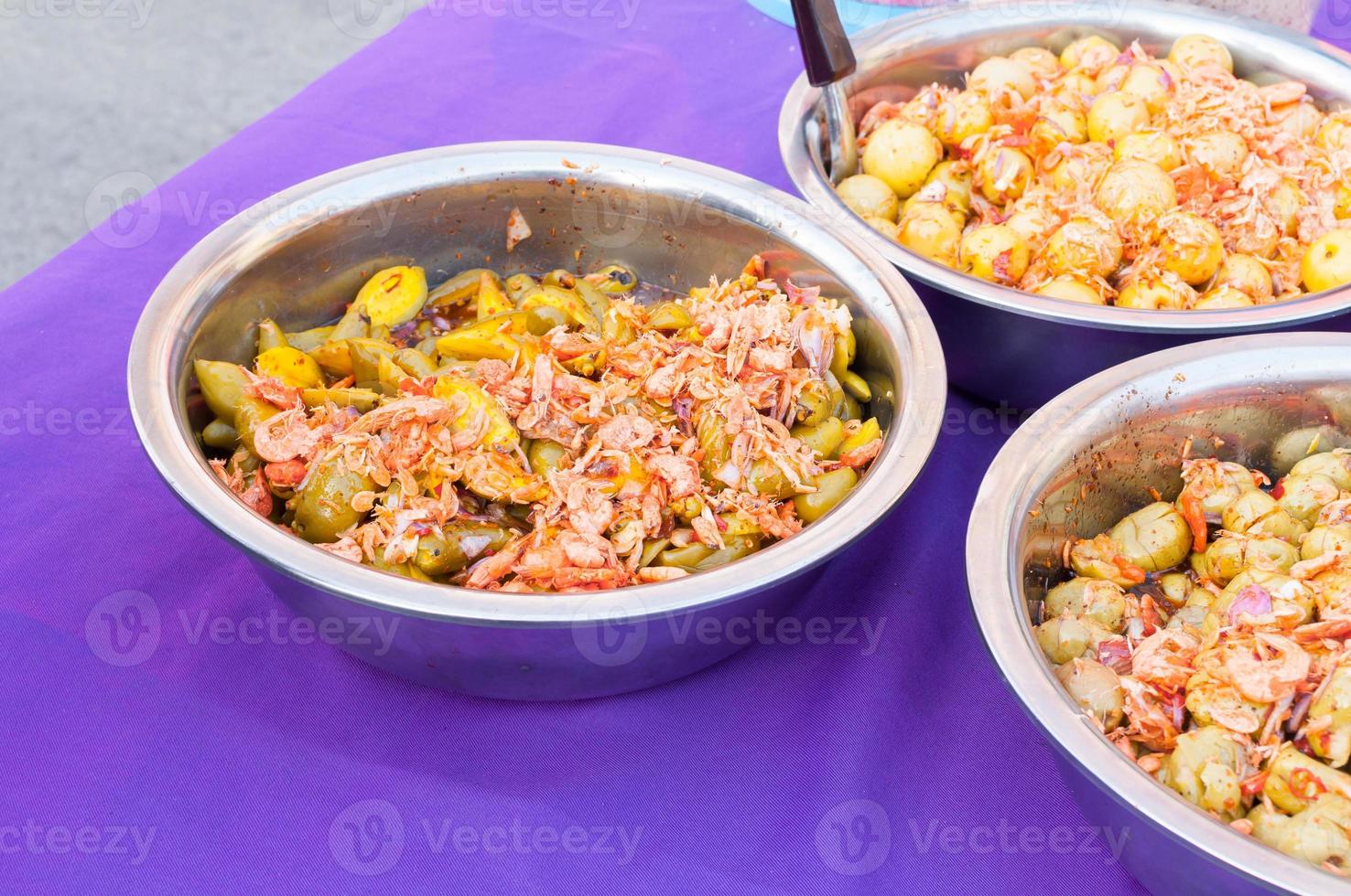 sottaceto frutta ,conserva frutta nel il Locale mercato di Tailandia, frutta merenda foto