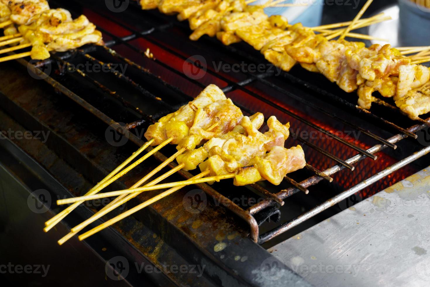 tailandese strada cibo barbecue, maiale satay grigliate su stufa o tailandese stile arrostito Maiale a il mercato foto