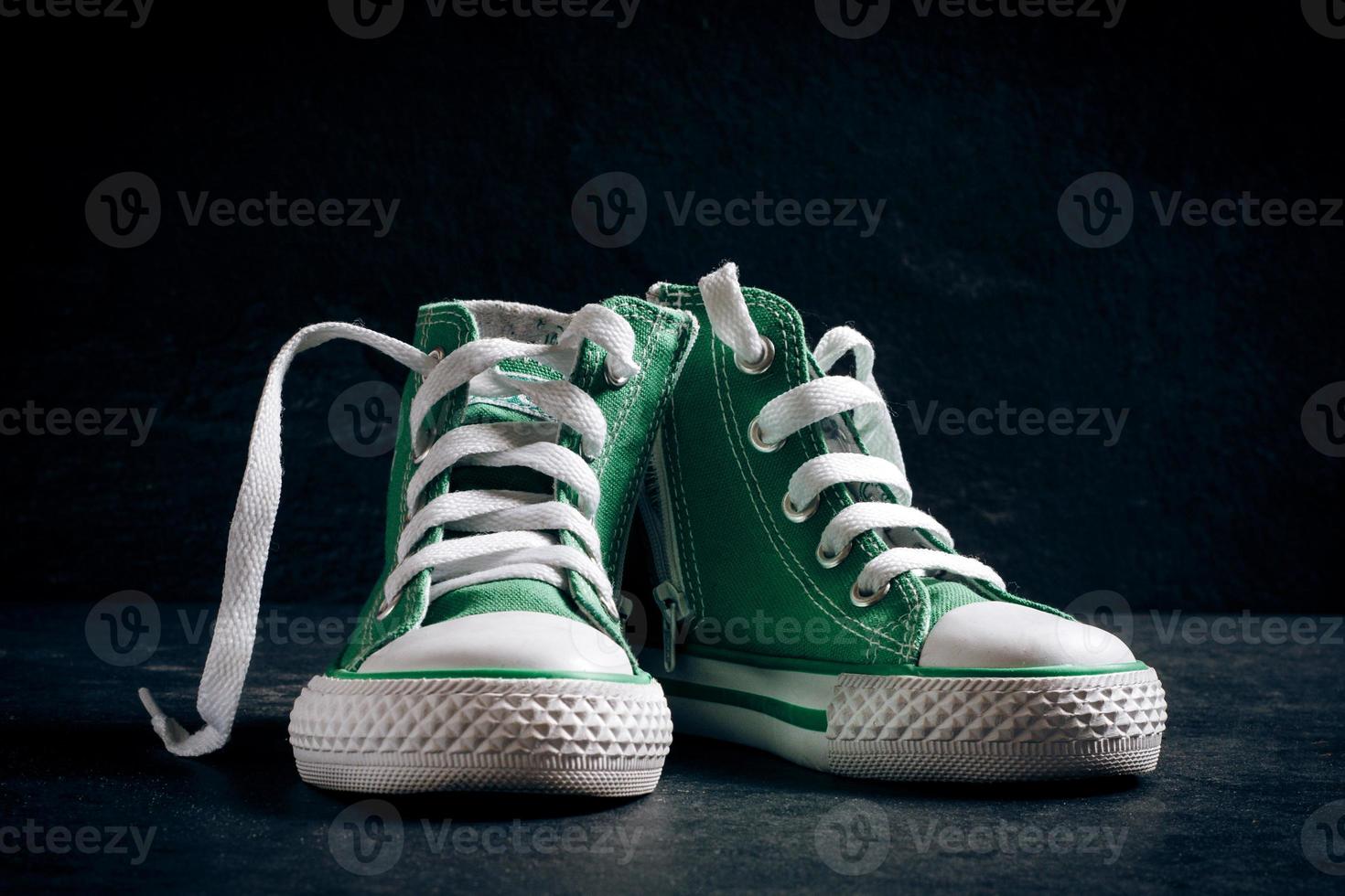 piccolo verde scarpe da ginnastica foto