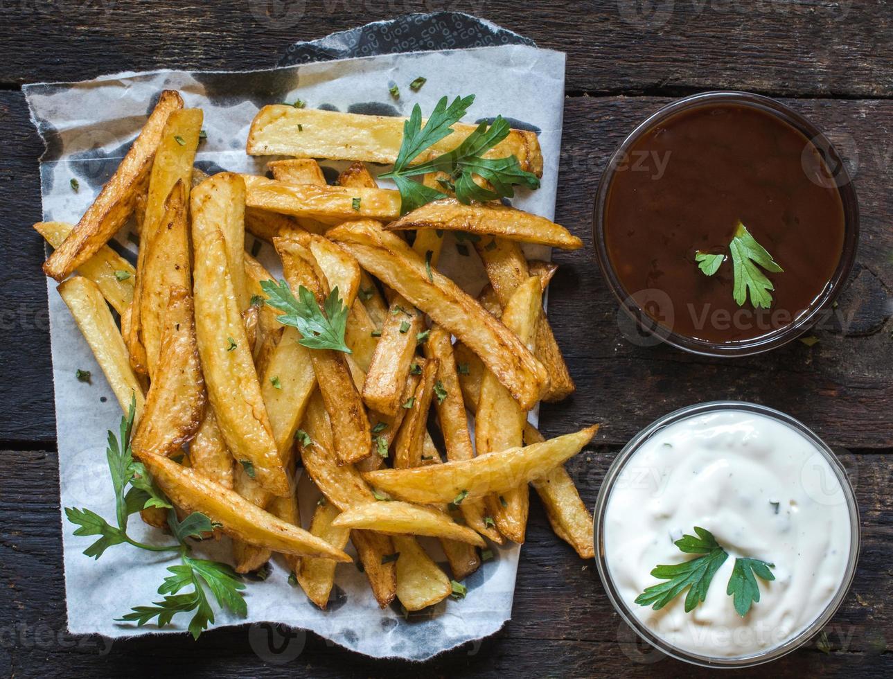 francese patatine fritte e salse foto