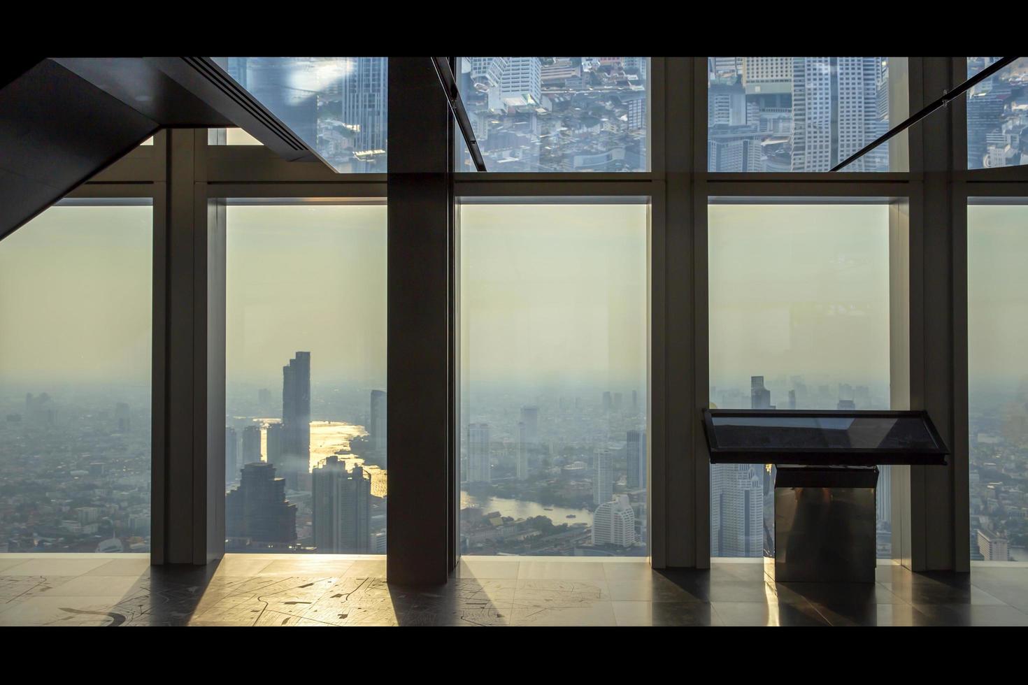 interno dell'edificio per uffici vista dei moderni grattacieli aziendali, vetro e vista cielo paesaggio di edificio commerciale nel centro della città foto