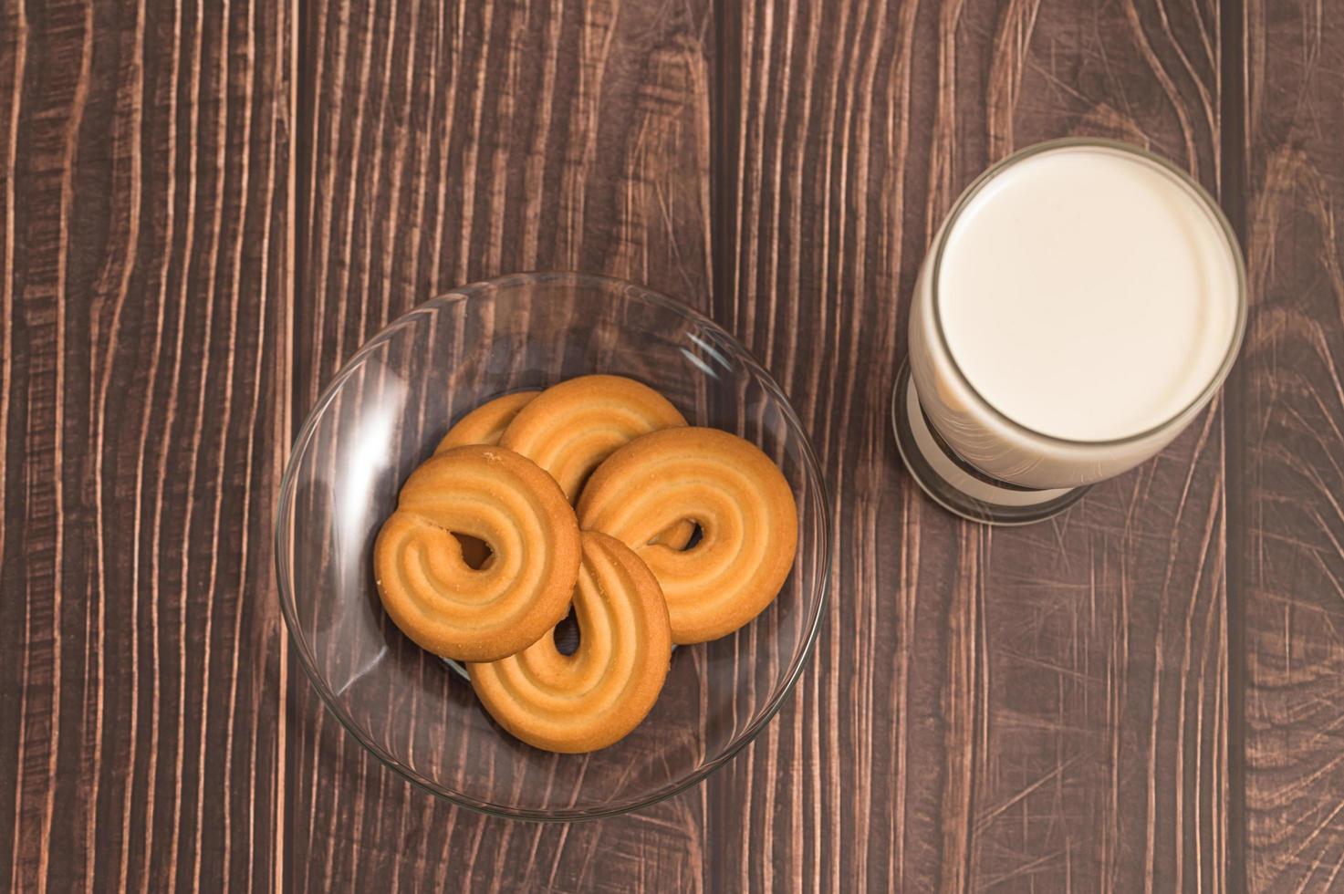 giornata mondiale del latte, bere latte e mangiare biscotti, colazione sana foto