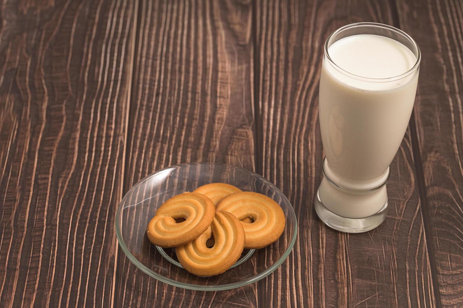 giornata mondiale del latte, bere latte e mangiare biscotti, colazione sana foto