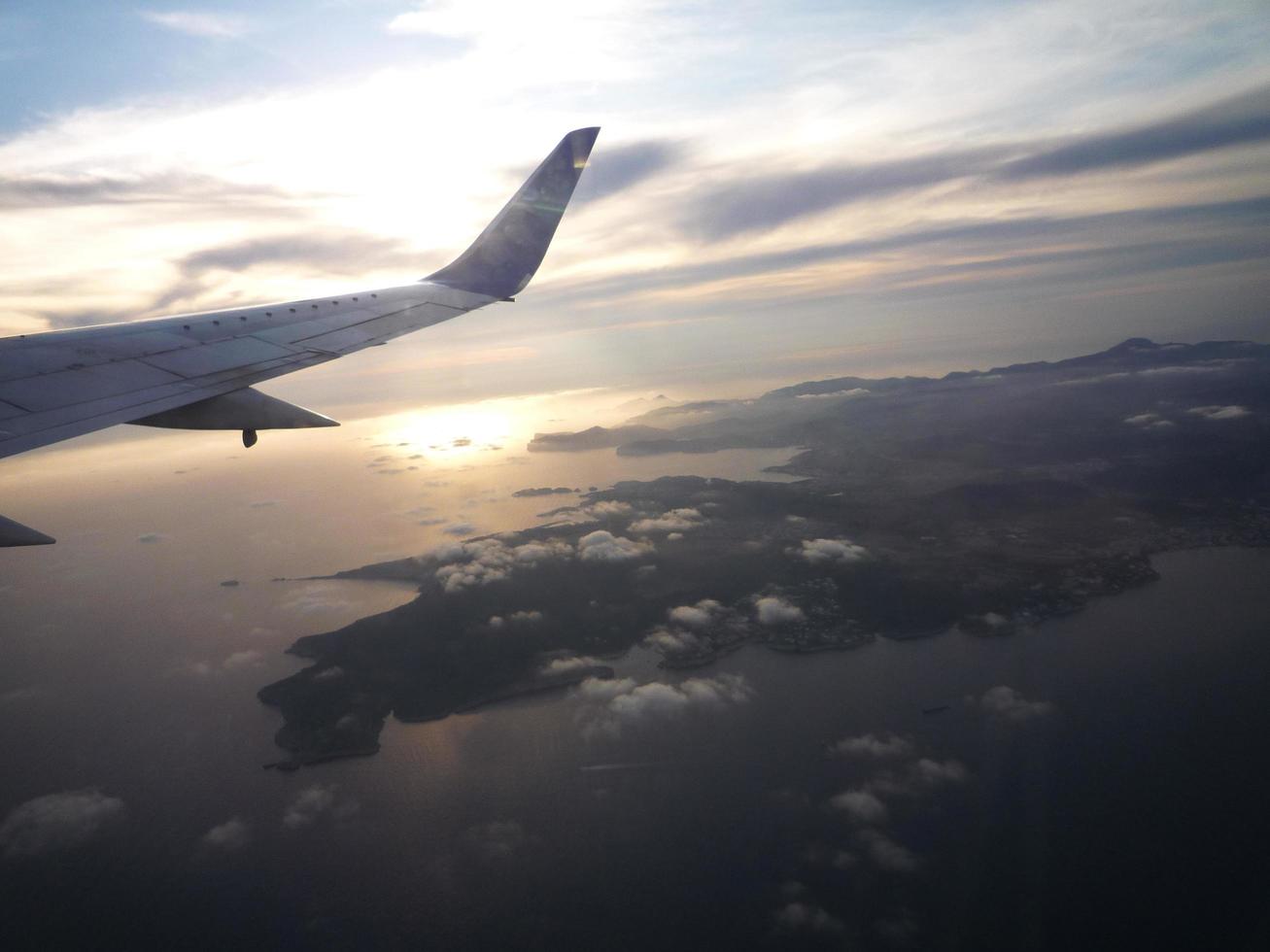 alba e vista dell'ala dell'aeroplano dall'illuminatore. foto