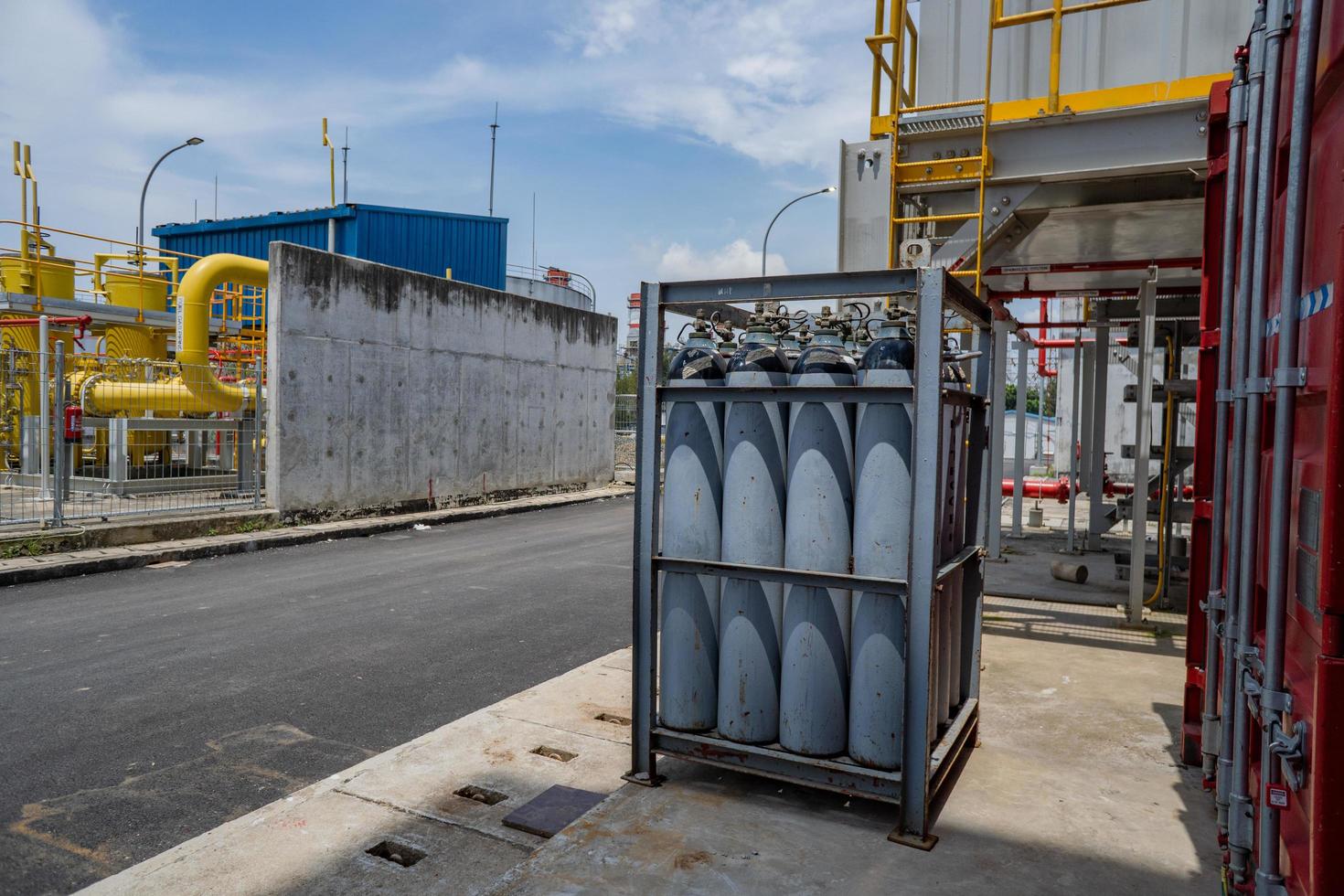 azoto gas cilindro cremagliera su il energia pianta progetto. il foto è adatto per uso per industria sfondo fotografia, energia pianta manifesto e elettricità soddisfare media.