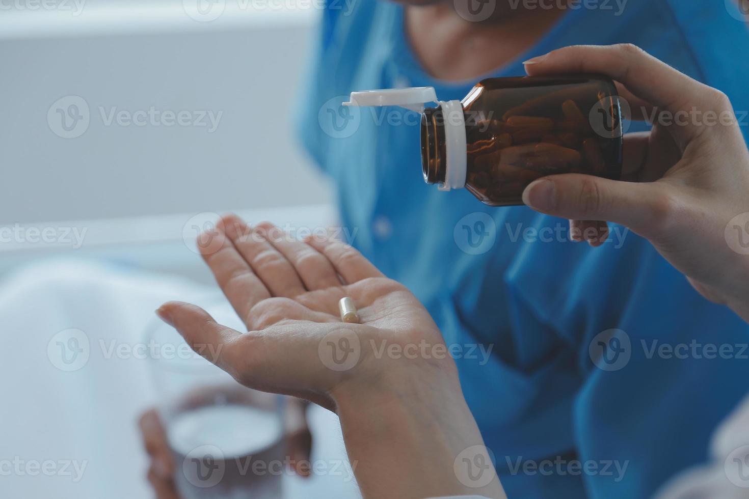 ferito paziente mostrando medico rotto polso e braccio con bendare nel ospedale ufficio o emergenza camera. distorsione, fatica frattura o ripetitivo sforzo infortunio nel mano. infermiera porzione cliente. primo aiuto. foto