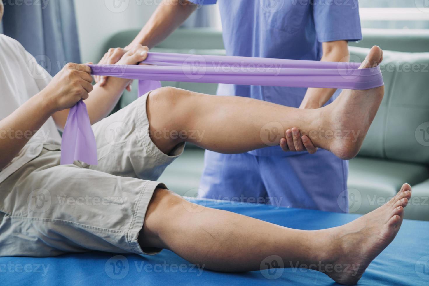 fisioterapista Lavorando con paziente nel clinica, avvicinamento foto