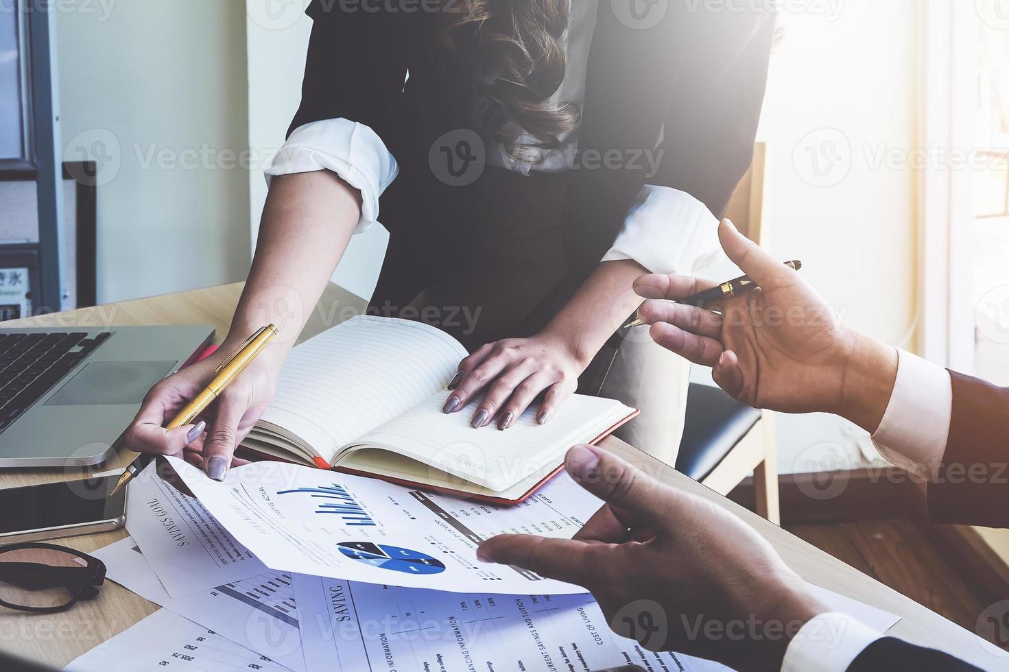 team di gestori di fondi che consultano e discutono analisi, investimenti nel mercato azionario. concetto vintage. foto