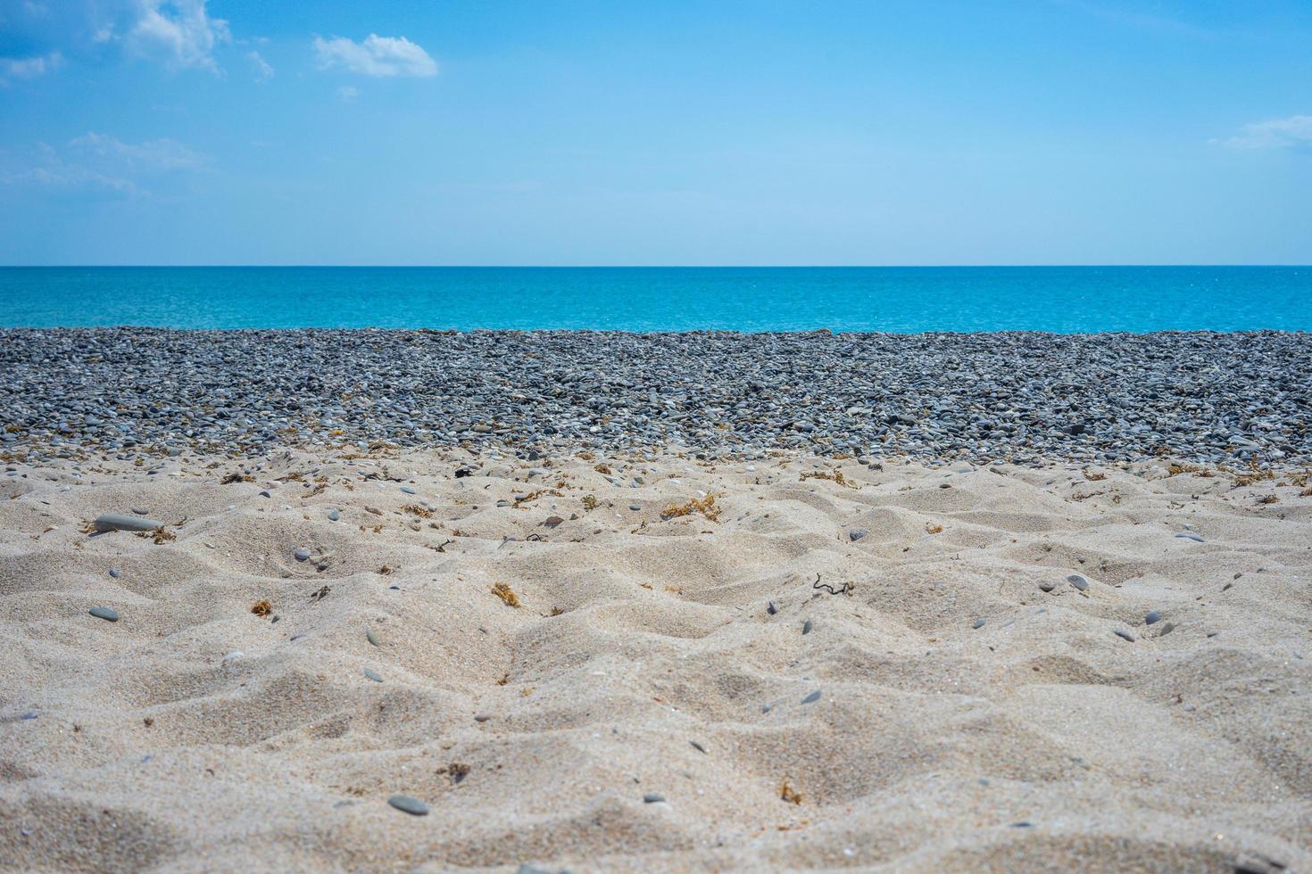 sabbia e ciottoli su una spiaggia vicino a Yevpatoria, Crimea foto