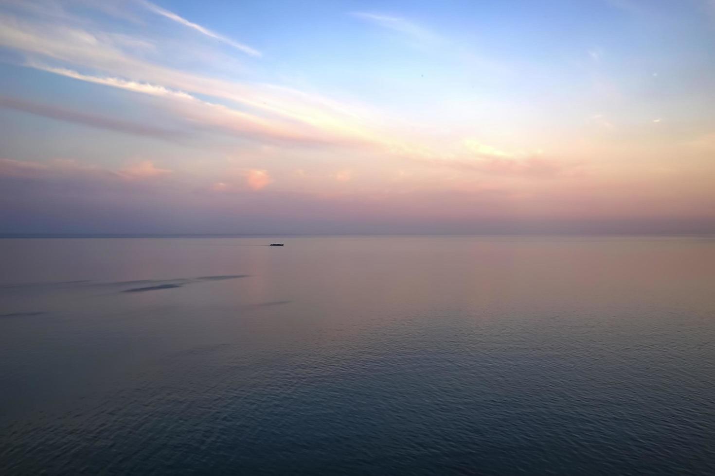 colorato tramonto nuvoloso su un corpo d'acqua foto