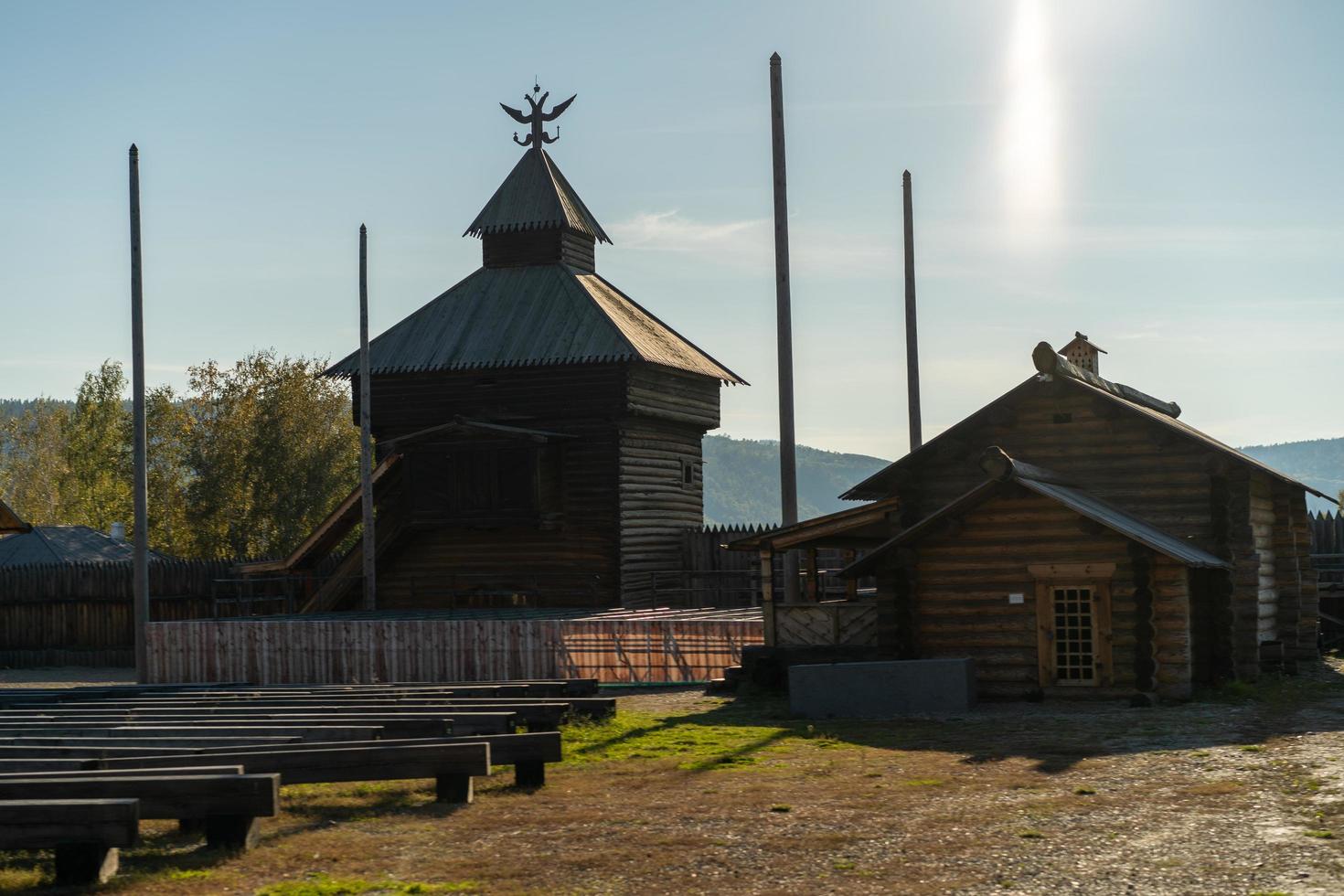 baite ed edifici in legno a taltsy, irkutsk foto